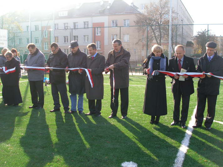 Uroczyste przecięcie wstęgi przez zaproszonych gości podczas otwarcia Orlika w dniu 28.X.2010